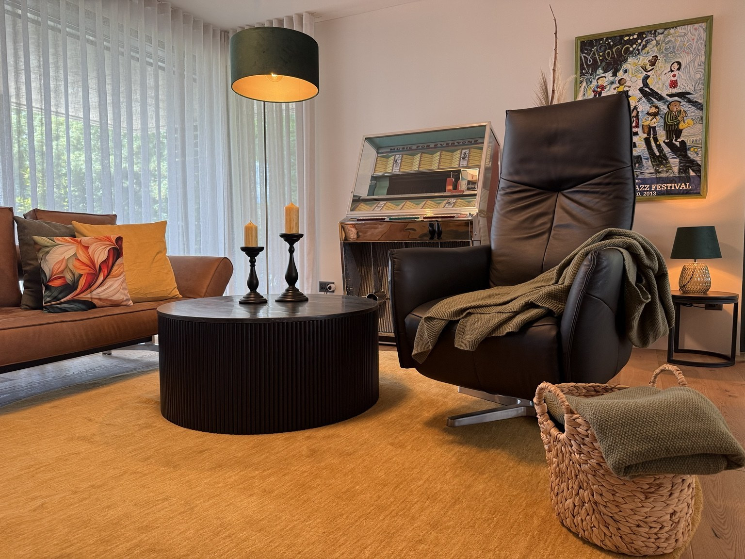 Couchtisch und Bogenlampe