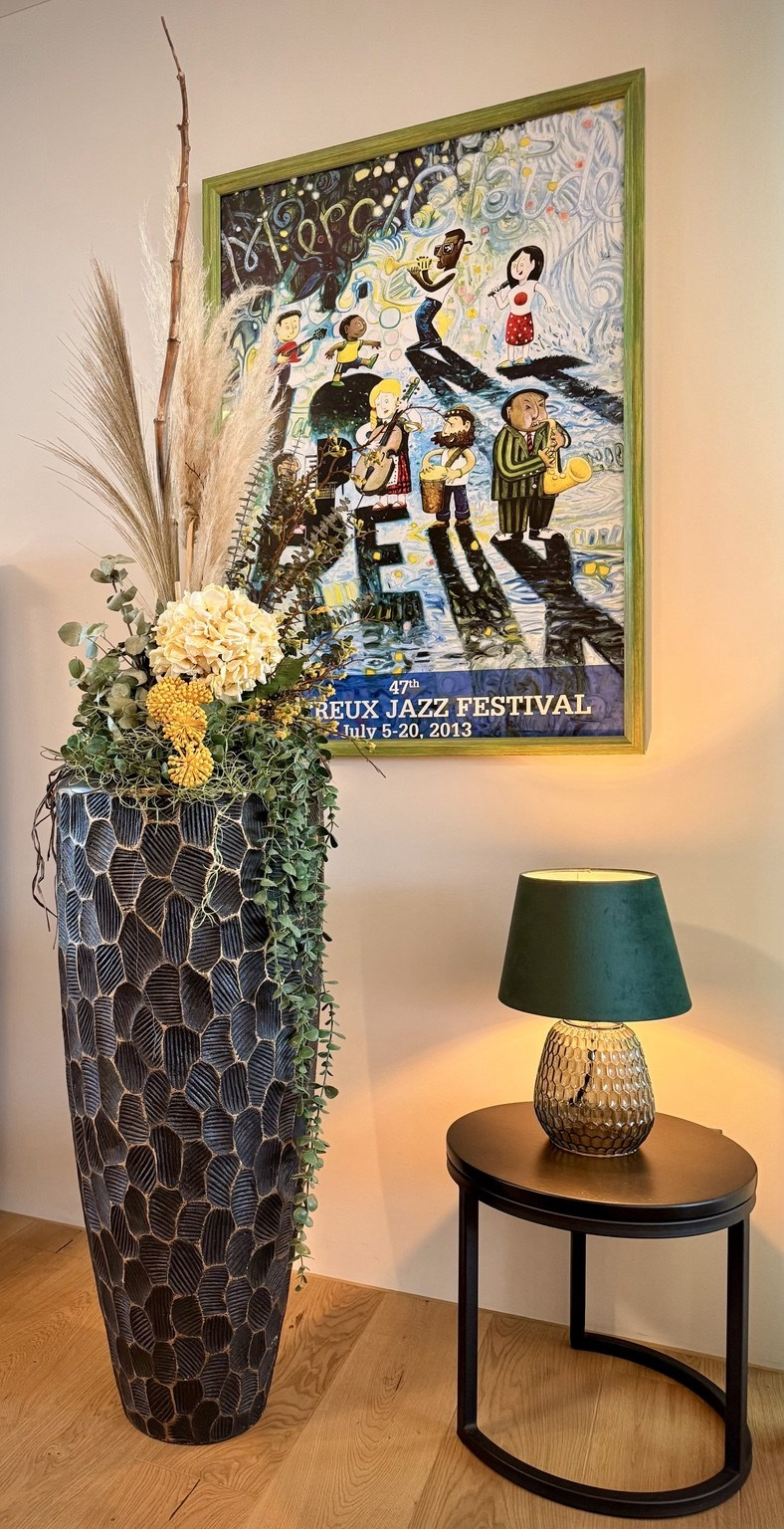 Standvase und kleine Tischlampe